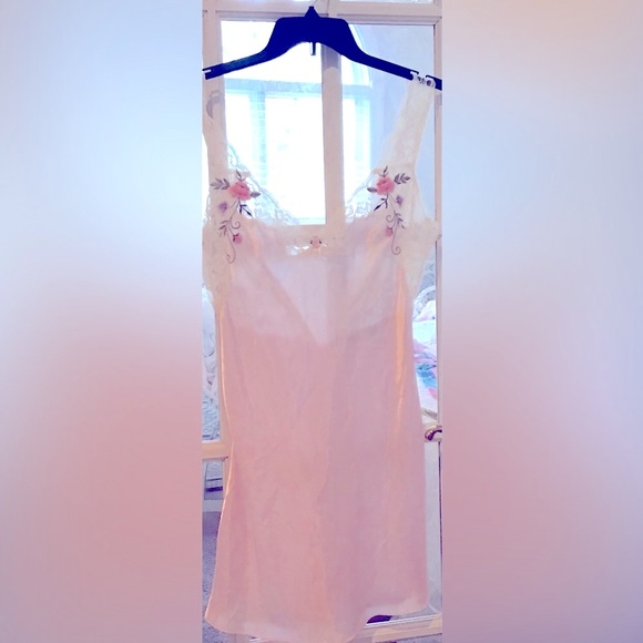 Beautiful. Val mode Vintage nightgown amazing stitching with floral lace